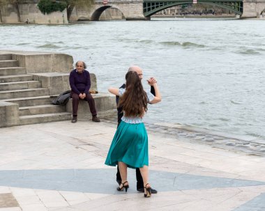 Paris'te Seine Nehri'nin üzerinde yaşlı insanlar dans eşleştirilmiş. Fransa. 14 Nisan 2018 