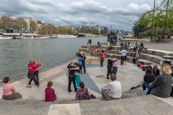 Paris'te Seine Nehri'nin üzerinde yaşlı insanlar dans eşleştirilmiş. Fransa. 14 Nisan 2018 