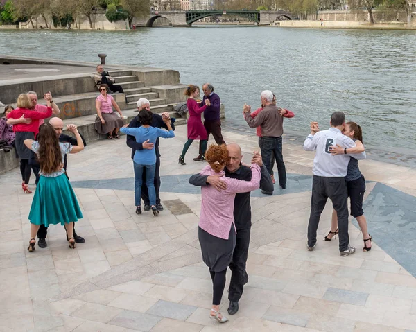 パリのセーヌ川のほとりに高齢者のダンスのペアになります フランス 2018 ロイヤリティフリーのストック画像