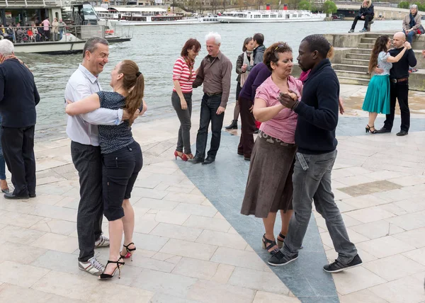 パリのセーヌ川のほとりに高齢者のダンスのペアになります フランス 2018 ストックフォト