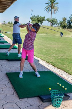 Olgun erkek ve kadın golf oynar. La Serena golfü. Escuela uluslararası golf kulübü. Murcia bölgesi. İspanya. 14 Eylül 2019.