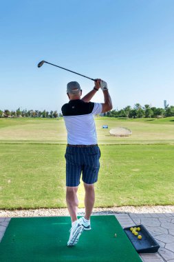 Olgun Adam golf oynar. La Serena golfü. Escuela uluslararası golf kulübü. Murcia bölgesi. İspanya. 14 Eylül 2019.