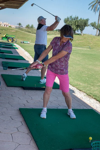 Olgun Erkek Kadın Golf Oynar Serena Golfü Escuela Uluslararası Golf — Stok fotoğraf