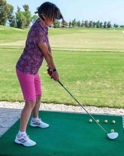 熟女はゴルフをする セレナゴルフエスクエラ国際ゴルフ ムルシア地方 スペインだ2019年9月14日 — ストック写真