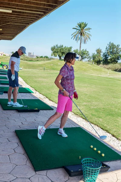 Olgun Erkek Kadın Golf Oynar Serena Golfü Escuela Uluslararası Golf — Stok fotoğraf