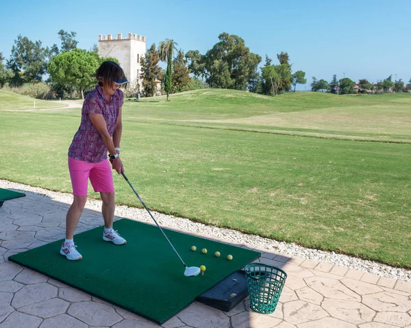 Olgun Bir Kadın Golf Oynar Serena Golfü Escuela Uluslararası Golf — Stok fotoğraf