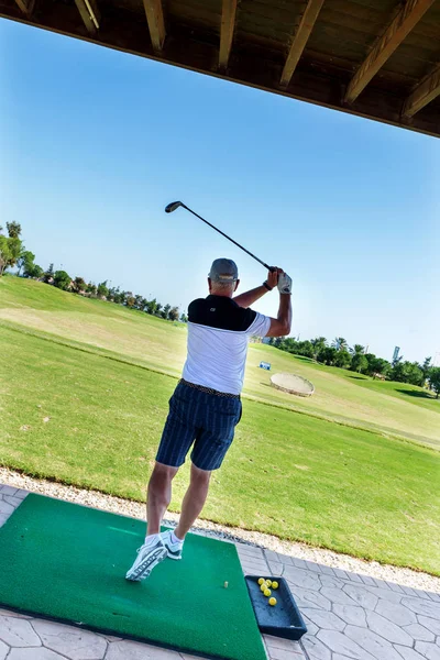 Olgun Adam Golf Oynar Serena Golfü Escuela Uluslararası Golf Kulübü — Stok fotoğraf