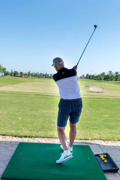 Olgun Adam Golf Oynar Serena Golfü Escuela Uluslararası Golf Kulübü — Stok fotoğraf