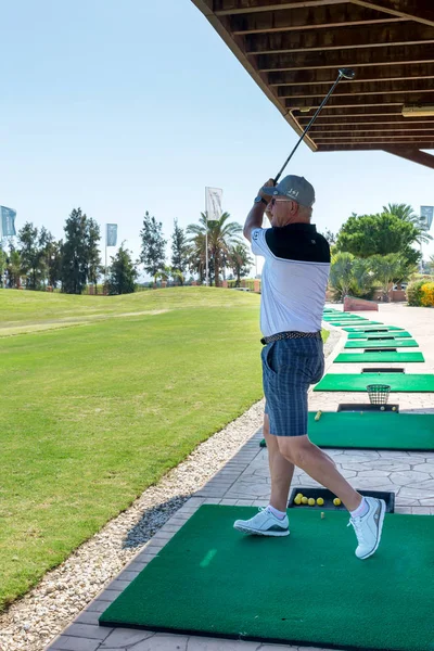 Olgun Adam Golf Oynar Serena Golfü Escuela Uluslararası Golf Kulübü — Stok fotoğraf