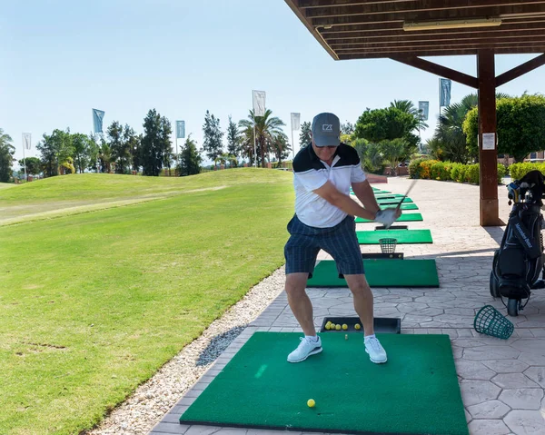 Olgun Adam Golf Oynar Serena Golfü Escuela Uluslararası Golf Kulübü — Stok fotoğraf