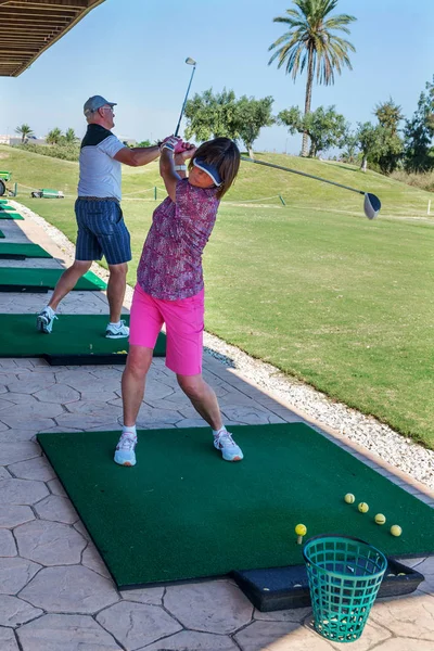 成熟的男人和女人打高尔夫 拉塞雷娜高尔夫 Escuela International Golf 穆尔西亚地区 西班牙 2019年9月14日 免版税图库图片