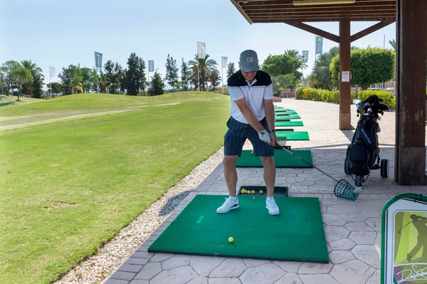 成熟男人打高尔夫 拉塞雷娜高尔夫 Escuela International Golf 穆尔西亚地区 西班牙 2019年9月14日 图库图片