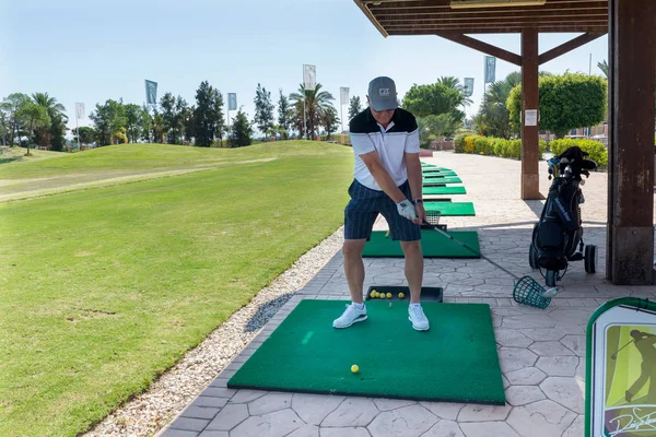 Hombre Maduro Juega Golf Golf Serena Escuela Internacional Golf Región Imagen De Stock