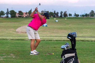 Adam golf oynuyor. La Serena golfü. Escuela uluslararası golf kulübü. Murcia bölgesi. İspanya. Ekim 06, 2019.