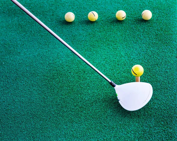 緑の芝生の上でゴルフトレーニングボールやゴルフクラブ — ストック写真