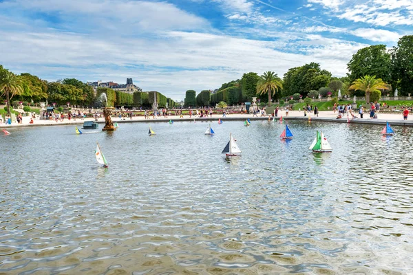 Barcos Multicolores Flotan Una Piscina Alrededor Una Fuente Parque Luxemburgo —  Fotos de Stock