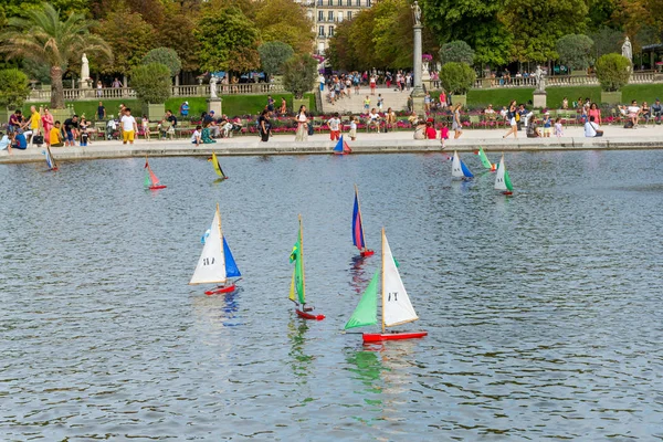 多色のボートはルクセンブルク公園の噴水の周りのプールに浮かんでいます パリだフランス — ストック写真