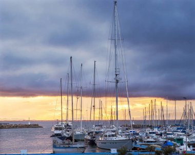 Gün batımında limanda yatlar. Karantinaya alınmış navigasyon kapalı. La Manga 'da. Murcia bölgesi. İspanya.