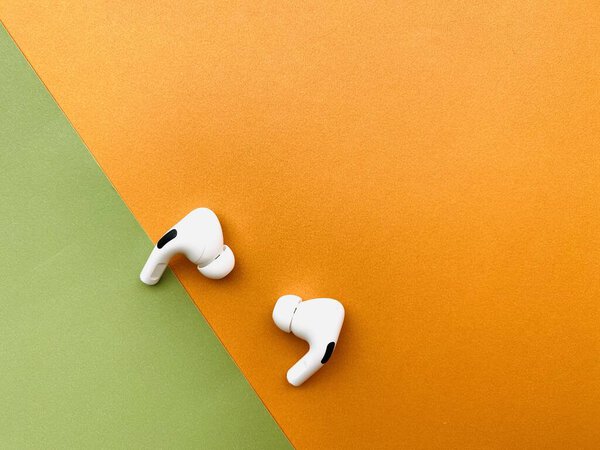 Шанхай / Китай - 26 февраля 2020: Новые AirPods Pro на цветной бумаге с копировальным пространством
. 