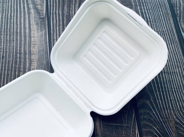 Arka planda etiket olmayan köpük burger kutusu.