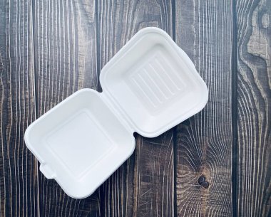 Arka planda etiket olmayan köpük burger kutusu.