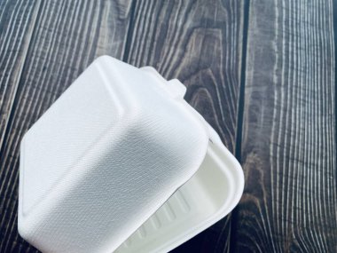 Arka planda etiket olmayan köpük burger kutusu.