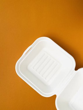 Arka planda etiket olmayan köpük burger kutusu.