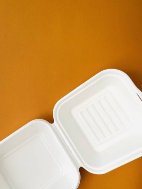 Arka planda etiket olmayan köpük burger kutusu.