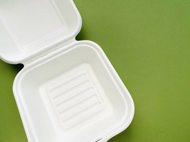 Arka planda etiket olmayan köpük burger kutusu.