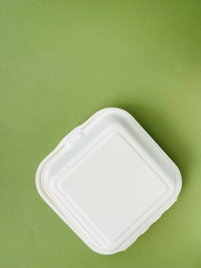 Arka planda etiket olmayan köpük burger kutusu.