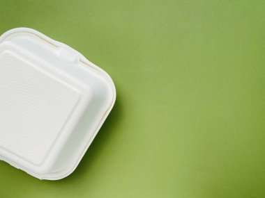 Arka planda etiket olmayan köpük burger kutusu.