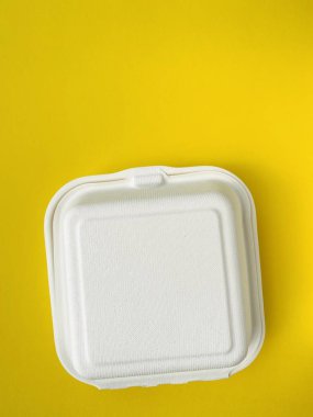 Arka planda etiket olmayan köpük burger kutusu.