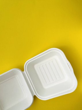 Arka planda etiket olmayan köpük burger kutusu.