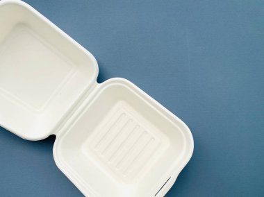 Arka planda etiket olmayan köpük burger kutusu.