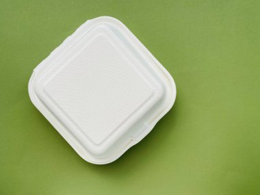 Arka planda etiket olmayan köpük burger kutusu.