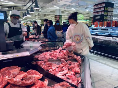 Nanjing, Jiangsu Eyaleti / Çin - 3 Mart 2020: Müşteriler ve çalışanlar süpermarkette koruyucu maskeler takıyor, Çin 'in günlük yaşamında zorunlu bir kural..