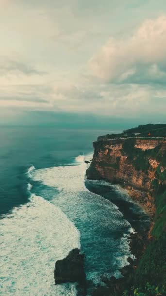 Nusa Penida 印度尼西亚巴厘 巴厘岛努沙佩尼达岛上的曼塔湾或开林金海滩 佩尼达是巴厘岛最有名的旅游胜地之一 — 图库视频影像