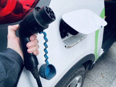 Zhenjiang, Jiangsu Eyaleti, Çin - 19 Mart 2020: Pili şarj etmek için elektrikli araca güç bağlantısı. Araba ve şarj istasyonu Çin 'de EV CARD Kiralık Araba için tasarlandı.. 