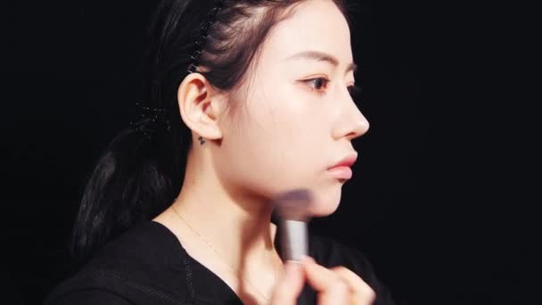Una Atractiva Chica Asiática Haciendo Maquillaje Delante Cámara Imágenes — Vídeo de stock