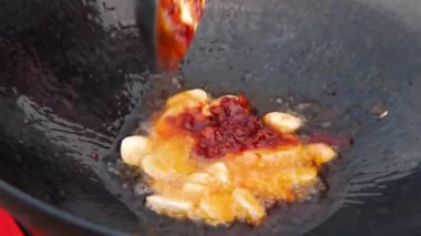 Tavada karıştırmak. Çin yemekleri geleneksel olarak tavada pişirilir. Kızıllar zeytinyağında kızarıyor..