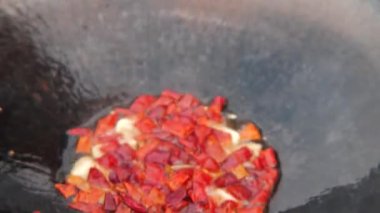 Tavada karıştırmak. Çin yemekleri geleneksel olarak tavada pişirilir. Soğuk biberler zeytinyağında kızarıyor..