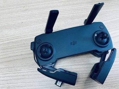 Danyang, Jiangsu Eyaleti, Çin - 3 Nisan 2020: DJI kontrolörü bulundurmak. Taşınabilir aygıt Bluetooth üzerinden cep telefonuyla kullanılabilir.