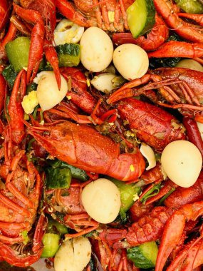 Çin usulü baharatlı, dikenli ıstakozlar yemeye hazır. Geleneksel olarak biber ve birayla pişirirler..