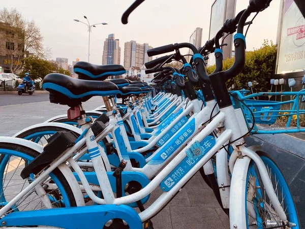 Zhenjiang Jiangsu Provinsen Kina April 2020 Cykeluthyrning Serviceställen Stadsgator Zhenjiang — Stockfoto