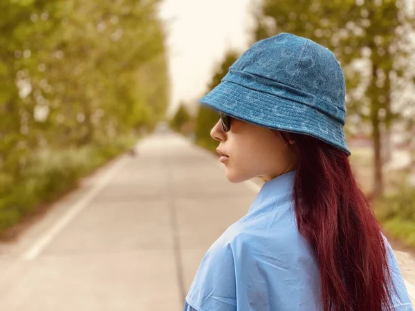 若い魅力的なアジアの女性は 帽子とサングラスをかけて 自然の中を歩く — ストック写真