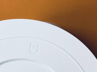 Şangay, Çin - 2 Mart 2020: Orijinal Xiaomi Hava Arındırıcı Pro filtresi değişmeye hazır.  