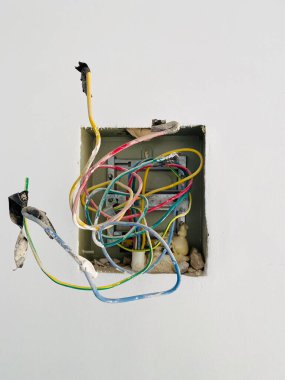 İnşaat halindeki evde elektriğe hazırlanmak için beton duvarın içine elektrik kabloları yerleştirildi. . 