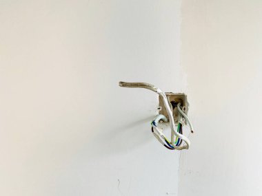 İnşaat halindeki evde elektriğe hazırlanmak için beton duvarın içine elektrik kabloları yerleştirildi. . 