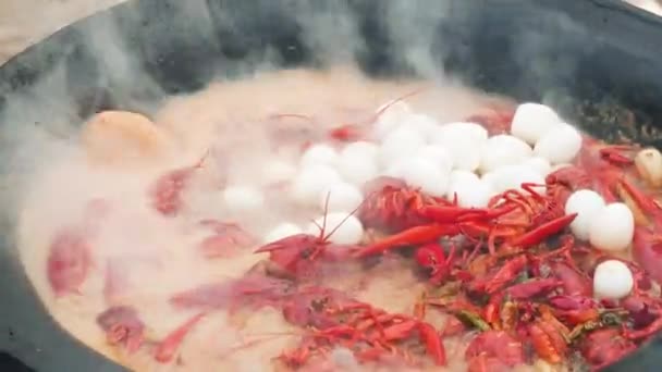 Chef Cozinhar Lagosta Lagostim Picante Wok Comida Comida Chinesa Crustáceos — Vídeo de Stock