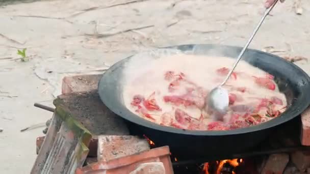 Szef Kuchni Gotowanie Pikantne Raki Raki Wok Żywność Chińskie Skorupiaki — Wideo stockowe